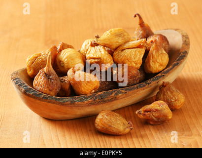I fichi secchi in legno d'olivo ciotola Foto Stock