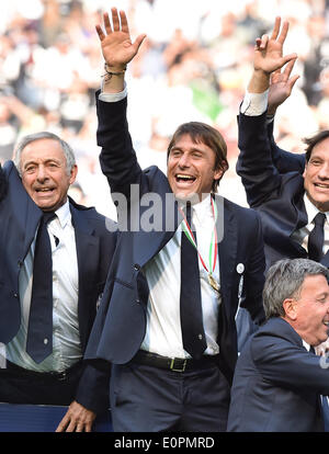 (140519) -- la Juventus, 19 maggio 2014 (Xinhua) -- Juventus' allenatore Antonio Conte (C) celebra la vittoria dopo il Campionato Italiano di una partita di calcio contro il Cagliari a Torino, Italia, Maggio 18, 2014. Champions Juventus divenne la prima squadra a rompere il 100-barriera di punti in serie A quando hanno battuto Cagliari 3-0 nella loro ultima partita del campionato della stagione di domenica. (Xinhua/Alberto Lingria) Foto Stock