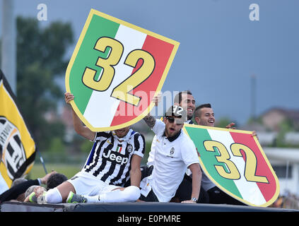 (140519) -- la Juventus, 19 maggio 2014 (Xinhua) -- Juventus' giocatori festeggiare la vittoria dopo il Campionato Italiano di una partita di calcio contro il Cagliari a Torino, Italia, Maggio 18, 2014. Champions Juventus divenne la prima squadra a rompere il 100-barriera di punti in serie A quando hanno battuto Cagliari 3-0 nella loro ultima partita del campionato della stagione di domenica. (Xinhua/Alberto Lingria) Foto Stock