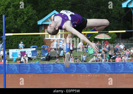 La Loughborough, Regno Unito. 18 Maggio, 2014. La Loughborough's Chris Baker vola sopra il bar a 2,17 metri per vincere il salto in alto a Loughborough Internazionali di atletica leggera incontro presso Luniversita di Loughborough. Credito: Azione Sport Plus/Alamy Live News Foto Stock