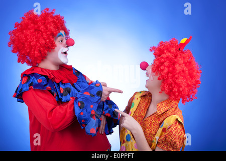 Clown giovane su sfondo blu. Studio professionale di illuminazione Foto Stock