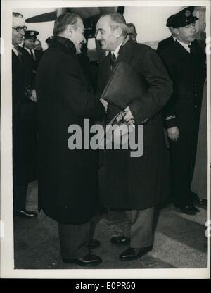 Nov. 11, 1956 - La Turchia deliberando Ministro degli esteri arriva: il sig. Edhem Menderes, il turco deliberando il ministro degli esteri, arrivati all'aeroporto di Londra oggi urgente di colloqui con il Sig. selwyn Lyold, il Segretario degli esteri britannico. La Turchia ha chiesto la riunione con breve preavviso. La foto mostra il Mr.Edhem Menderes (sulla destra), agitando le mani con l'ambasciatore turco, suad hayri urguplu, sul suo arrivo all aeroporto di Londra oggi. Foto Stock