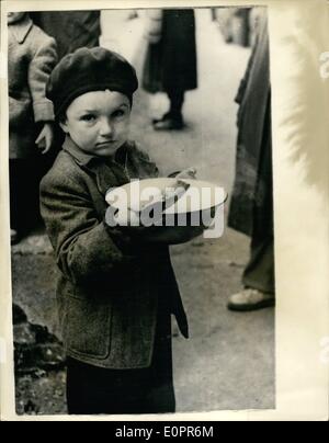 Nov. 11, 1956 - La Croce Rossa danese raggiungere il posto di lavoro a Budapest. Giovane raccoglie zuppa per la sua famiglia: le fotografie sono state appena rilasciato mostra unità della Croce Rossa danese al lavoro per le strade di Budapest, Ungheria - distribuivano tanto bisogno di cibo. La foto mostra con un pezzo di pane e una ciotola di zuppa di essere condiviso dalla sua famiglia - un giovane è aiutato dalla Croce Rossa danese a Budapest. Foto Stock