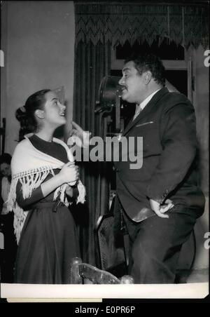 Nov. 11, 1956 - La giovane attrice francese co-stars con Falci Lulli: Pascale Audret: la giovane attrice francese, è co-starring con il famoso attore italiano Falco Lulli di André Cayatte nel nuovo film ''Oeil Pour Peil'' (occhio per occhio) ora in fase di realizzazione in un bel monolocale (Riviera Francese. Ella è visto qui con Lulli in una scena del film. Foto Stock