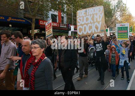 18 maggio 2014 - Melbourne, Victoria, Australia - Melbourne's marzo in può protestare contro Tony Abbott il primo bilancio. La protesta fu uno dei molti detenuti in ogni città capitale di tutta l'Australia. (Credito Immagine: © Tom Griffiths/ZUMA filo/ZUMAPRESS.com) Foto Stock