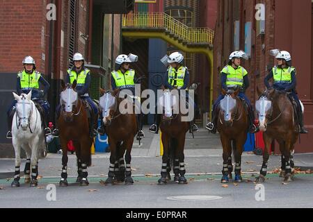 18 maggio 2014 - Melbourne, Victoria, Australia - Melbourne's marzo in può protestare contro Tony Abbott il primo bilancio. La protesta fu uno dei molti detenuti in ogni città capitale di tutta l'Australia. (Credito Immagine: © Tom Griffiths/ZUMA filo/ZUMAPRESS.com) Foto Stock