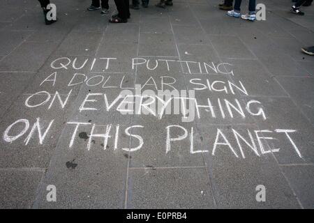 18 maggio 2014 - Melbourne, Victoria, Australia - Melbourne's marzo in può protestare contro Tony Abbott il primo bilancio. La protesta fu uno dei molti detenuti in ogni città capitale di tutta l'Australia. (Credito Immagine: © Tom Griffiths/ZUMA filo/ZUMAPRESS.com) Foto Stock