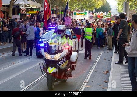 18 maggio 2014 - Melbourne, Victoria, Australia - Melbourne's marzo in può protestare contro Tony Abbott il primo bilancio. La protesta fu uno dei molti detenuti in ogni città capitale di tutta l'Australia. (Credito Immagine: © Tom Griffiths/ZUMA filo/ZUMAPRESS.com) Foto Stock