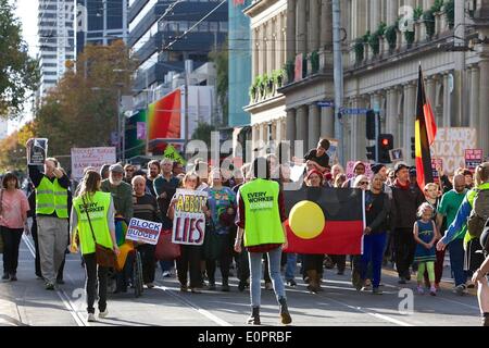 18 maggio 2014 - Melbourne, Victoria, Australia - 18 maggio 2014, Melbourne, Victoria, Australia: Melbourne's marzo in può protestare contro Tony Abbott il primo bilancio. La protesta fu uno dei molti detenuti in ogni città capitale di tutta l'Australia. (Credito Immagine: © Tom Griffiths/ZUMA filo/ZUMAPRESS.com) Foto Stock