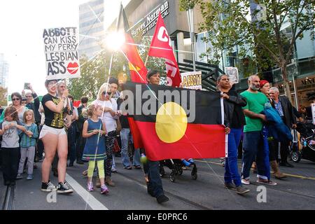 18 maggio 2014 - Melbourne, Victoria, Australia - Melbourne's marzo in può protestare contro Tony Abbott il primo bilancio. La protesta fu uno dei molti detenuti in ogni città capitale di tutta l'Australia. (Credito Immagine: © Tom Griffiths/ZUMA filo/ZUMAPRESS.com) Foto Stock