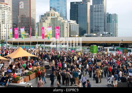 18 maggio 2014 - Melbourne, Victoria, Australia - Melbourne's marzo in può protestare contro Tony Abbott il primo bilancio. La protesta fu uno dei molti detenuti in ogni città capitale di tutta l'Australia. (Credito Immagine: © Tom Griffiths/ZUMA filo/ZUMAPRESS.com) Foto Stock