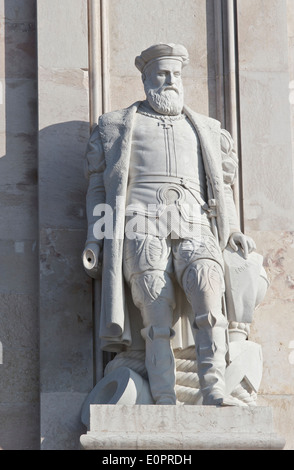 Statua di explorer Vasco da Gama sull'arco trionfale Lisbona Portogallo Europa occidentale Foto Stock
