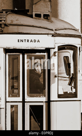 Vintage driver tram visto attraverso le porte del tram Lisbona Portogallo Europa occidentale Foto Stock