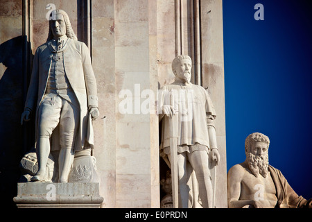 Intagliato famoso storico figure portoghese sull arco trionfale Lisbona Portogallo Europa occidentale Foto Stock