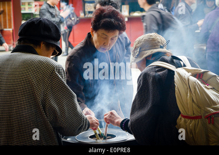 L'illuminazione incenso presso il Tempio di Senso-ji precinct Asakusa, Taito, Tokyo, Giappone Foto Stock