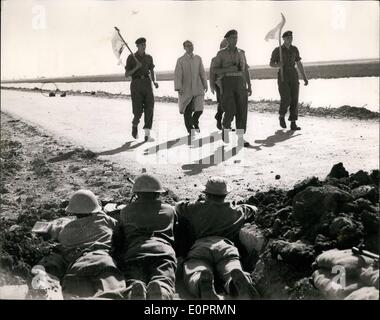 Nov. 11, 1956 - giornalisti uccisi in Egitto: foto ricevute a Londra oggi dal Canale di Suez area di errore. Un ufficiale e due soldati, portando bandiere bianche, accompagnato da due giornalisti, sono raffigurati a piedi attraverso ''No Man's Land''. Essi erano appena state negoziando per il ritorno dei due giornalisti che sono stati uccisi quando vengano accidentalmente ha guidato attraverso le linee britanniche in egiziano territorio detenuti e sono stati assassinati. I giornalisti sono stati David Seympur di Magnum e Jean Roy di Paris Match. Dopo diversi tentativi degli organismi non sono stati restituiti il giorno in cui la foto è stata scattata. Foto Stock