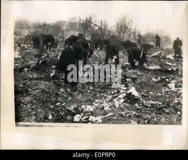 Nov. 11, 1956 - Trenta quattro morti nell incidente aereo: trenta quattro persone sono state uccise presto oggi, quando un aereo di linea Italiano, in volo da Roma a New York si è schiantato poco dopo il decollo dall' aeroporto di Orly, Parigi. L'aereo di linea si è schiantato in fiamme, colpendo due case suburbana vicino all'aeroporto di Orly. La foto mostra: la situazione odierna alla scena dell'incidente. Foto Stock