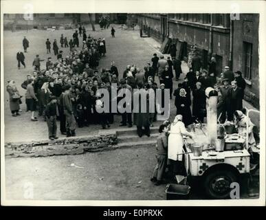 Nov. 11, 1956 - La Croce Rossa danese raggiungere il posto di lavoro a Budapest; fotografie sono state appena rilasciato mostra unità della Croce Rossa danese al lavoro per le strade di Budapest - Ungheria distribuivano tanto bisogno di cibo. La foto mostra la scena in una scuola parco giochi a Budapest - come una croce rossa unità sotto la direzione del prof. Erik Husfeldt preparare e fornire prodotti alimentari da un campo in cucina. Foto Stock