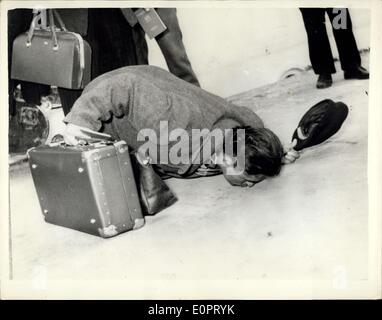 Nov. 12, 1956 - Greco prigionieri liberati dai russi..bacia la terra nativa: cinquanta prigionieri greco - presi dai comunisti sovietici durante la Guerra Civile (1947-49) e tenute a Tashkent - sono stati finalmente rilasciato e recentemente arrivati al Pireo.. La foto mostra: così felice di essere tornato nel suo paese nativo - questo greco - ex prigioniero bacia la terra quando ha atterrato al Pireo - Grecia. Foto Stock