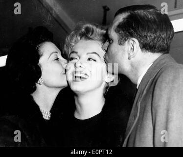 Sir Laurence Olivier e sua moglie Vivien vedere off Marilyn Monroe come lei lascia Londra Foto Stock