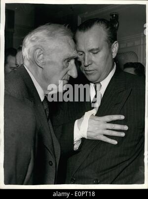 Nov. 23, 1956 - 23-11-56 il sig. Malik con mano bendato assiste London International Trade Reception. Keystone Foto Mostra: Signore Boyd. Oppurer, Presidente del Consiglio britannico del Commercio Internazionale (sinistra) colloqui con il sig. Malik l ambasciatore sovietico a Londra la cui mano è bendato quando entrambi hanno frequentato il Consiglio a Londra la reception la notte scorsa. Signore Boyd. Oppurer è appena tornato da un viaggio in Cina. Foto Stock