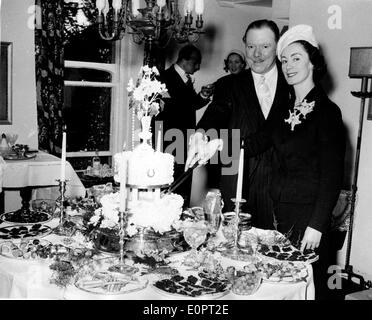 Sir Francis Cook e Bridget Pollard al loro ricevimento di nozze Foto Stock