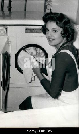 Febbraio 02, 1957 - Rossana Podestà in Parigi: Rossana Podestà, il famoso schermo italiana stella è arrivato a Parigi questa mattina. Ella è Foto Stock