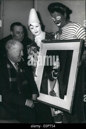 Febbraio 02, 1957 - Albert Fratellini ammira self (in verticale): una mostra di ritratti del famoso clown è ora trattenuto in una galleria d'arte di Parigi. La foto mostra il 73 enne Albert fratellini, il famoso clown, ammirando il suo ritratto dipinto dall'artista Parigi M. Fau (sinistra). Il ritratto è trattenuto dal clown Pac e Jojo. Foto Stock