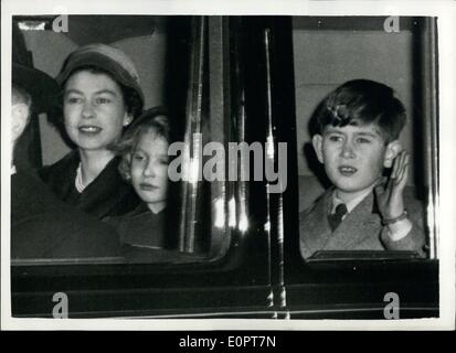 Il 12 Dic. 1956 - Royal Party lasciare per il Natale a Sandringham. Letto queen size e due bambini: H.M. La regina con i figli il principe Carlo e la principessa Anne lasciato Buckingham Palace per il Sandringham per Natale questo pomeriggio. La regina madre e la principessa Margaret percorsa da Clarence HSE. La foto mostra la regina con il principe Carlo e la principessa Anne come hanno lasciato il palazzo questo pomeriggio. Foto Stock