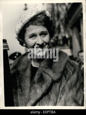 Febbraio 02, 1957 - Nuovo Ambasciatore americano presenta le credenziali: il sig. John Hay Whitney, il nuovo ambasciatore americano in Gran Bretagna, è andato a Buckingham Palace oggi per presentare le sue credenziali. La foto mostra: La sig.ra Whitney, nuovo ambasciatore la moglie - visto lasciare l ambasciata americana a seguire il marito al palazzo oggi. Foto Stock