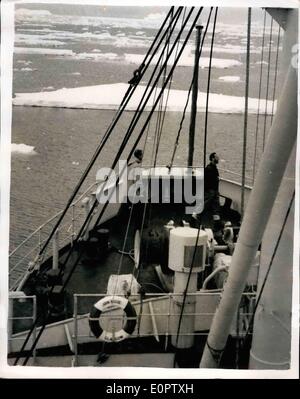 Gen 01, 1957 - Duca di Edimburgo visite il ''John Biscoe'' Isole Falkland dipendenze: mostra fotografica di S.A.R. il Duca di Edimburgo (sinistra) visto a bordo di Isole Falkland dipendenze nave sondaggio ''John Biscoe'' a Graham Land durante la sua recente visita dei mari del sud. Foto Stock