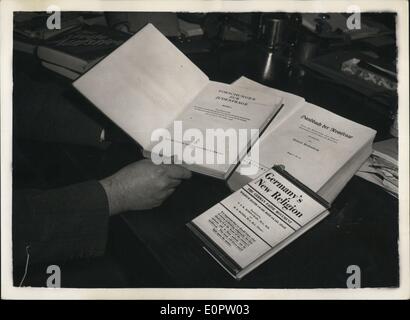 Mar 03, 1957 - La libreria di Wiener per spostare: Il celebre Wiener biblioteca fondata dal dottor Airred Wiener presso un'arma contro Hitler. deve essere rimosso dal suo promisex a 19. Manchester Square, Londra, passando a una ricostruzione di regime e non molto adatto promesse sono state trovate. Nel 1934, il dott. Wiener. chi è ora 72, lascia la Germania e ha stabilito la sua libreria in Olanda per contrastare la propaganda nazista. Egli ha trasferito a Londra nel 1939. La biblioteca ha 40.000 libri. La foto mostra anti-propaganda religiosa - visto presso la Biblioteca di Wiener Foto Stock