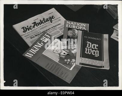 Mar 03, 1957 - La libreria di Wiener per spostare: Il celebre Wiener biblioteca, fondata dal dottor Alfred Wiener, come arma contro Hitler, deve essere rimosso dalla sua sede in 19, Manchester Square, Londra, grazie ad una ricostruzione dello schema, e finora nessun locali adatti sono stati trovati. Nel 1934, il dott. Wiener, chi è ora 72, lascia la Germania e ha stabilito la sua libreria in Olanda per contrastare la propaganda nazista. Egli ha trasferito a Londra nel 1939. La biblioteca ha 40.000 libri. La foto mostra una selezione di nuove riviste nazista ha ricevuto presso la Biblioteca di Wiener Foto Stock