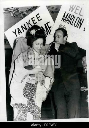 Gen 01, 1957 - Marlon Brando arriva a Tokyo per il nuovo film... Schermo americano star Marlon Brando è arrivato a Tokyo di recente - per rendere il nuovo film "ayonara'' - il romanticismo di un funzionario giapponese con un giapponese di belle da James A. Michener... Keystone Foto Mostra: Marlon Brando ha una mano per un film giapponese ventola - come lei indossa uno stile Giapponese rivestire - quando con un certo numero di altri - lo incontrò al Tokyo aeroporto. Foto Stock