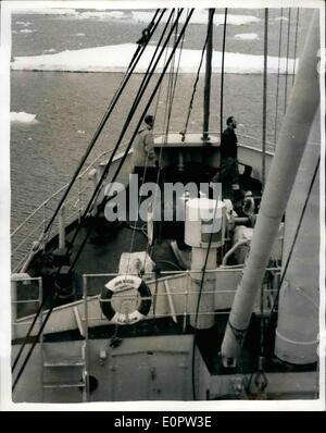 Gen 01, 1957 - Duca di Edimburgo visite il ''JOHN BISCOE''... Isole Falkland dipendenze.. KEYSTONE MOSTRA FOTOGRAFICA,- S.E.R. Il Duca di Edimburgo.(sinistra) visto a bordo di Isole Falkland dipendenze nave sondaggio ''JOHN BISCOE'' - a Graham Land - durante il suo tour di ritrattare dei Mari del Sud. Foto Stock