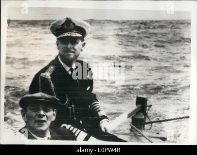 Gen 01, 1957 - Il barbuto duca: il Duca di Edimburgo, ora indossa una barba - prende il timone di longboat ''Lorna'' quando venire a riva dal Royal Yacht Britannia a Tristan da Cunha - durante il suo tour del Commonwealth. Fred Swalos, il timoniere della barca orologi il corso. Foto Stock