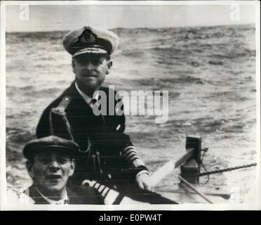 Gen 01, 1957 - Il barbuto Duca. La foto mostra: Il Duca di Edimburgo, ora indossa una barba - prende il timone del lungo il cinghiale ''Lorna'' quando arrivo a riva formano il Royal Yacht Britannia a Triatan da Cunha - durante il suo tour del Commonwealth. Fred Swalos, durante il timoniere della barca orologi il corso. Foto Stock