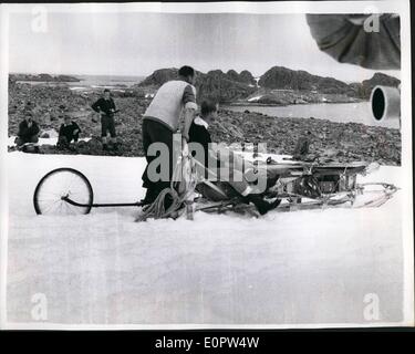 Gen 01, 1957 - Duca di Edimburgo in visita nelle Isole Falkland Base del sondaggio. La foto mostra: S.A.R. Il Duca di Edimburgo si vede con la sua non ancora completamente cresciuti-andasse-quando ha visitato la base 'W' Graham Land - delle Isole Falkland - nei mari del sud .. Il duca è andato per un viaggio attraverso i rifiuti congelati su un cane disegnato lo slittino. Foto Stock