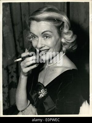 Gen 01, 1957 - Premere la reception per Constance bennett al Caf&eacute; de Paris. Una pressa la reception era detenuto per Constance bennett al Caf&eacute; de Paris questa sera in preparazioni per la sua apparizione ci nel febbraio 4th. Costanza, chi dice che lei è 51 e ha avuto cinque mariti canteranno numeri sofisticati scritto appositamente per lei. La foto mostra: Constance Bennett raffigurato presso la reception di oggi. Foto Stock