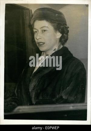 Gen 01, 1957 - La regina torna a Londra da Sandringham. H.M. la regina è tornato a Londra da Sandringham oggi arrivando in treno alla stazione di Liverpool Street. Più tardi si riceverà il sig. MacMillan a Buckingham Palace quando egli è atteso per presentare i nomi del suo nuovo armadio. La foto mostra: H.M. la regina raffigurato nella sua auto come ha lasciato alla stazione di Liverpool Street di questa sera. R/J. Keystone Foto Stock