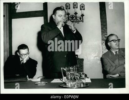 Mar 03, 1957 - West Ministro tedesco della difesa tiene conferenza stampa. Herr Josef Strauss a Londra. Herr Franz Josef Strauss il Foto Stock