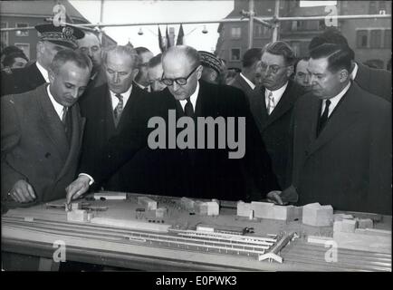 Mar 03, 1957 - Premier Mollet pone la prima pietra della nuova stazione di Arras: M. Guy Mollet, il Primo Ministro francese, ha presieduto la cerimonia di posa della prima pietra della nuova stazione di Arras (Francia settentrionale). Mostra immagine: M.Mollet esamina un piccolo modello in scala della nuova stazione. Sulla destra M. Bernard Chochoy, Ministro della ricostruzione. Sulla sinistra M. Pinton, segretario di Stato presso il ministro dei lavori pubblici. Foto Stock