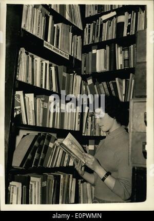 Mar 03, 1957 - Il vincitore presenta una libreria di muoversi: la celebre Wiener biblioteca, fondata dal dottor Alfred Wiener come arma contro Hitler, deve essere rimosso dalla sua sede in 19, Manchester Square, Londra, grazie ad una ricostruzione dello schema, e finora nessun locali adatti sono stati trovati. Nel 1954, il dott. Wiener, chi è ora 72, lascia la Germania e ha stabilito la sua libreria in Olanda per contrastare la propaganda nazista. Egli ha trasferito a Londra nel 1939. La biblioteca ha 40.000 libri. Mostra fotografica di Miss Jenny Rand guardando un libro dalla ''l'Europa sotto l'occupazione nazista", presso la biblioteca di oggi. Foto Stock