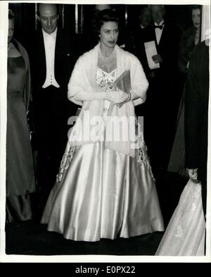 Mar 26, 1957 - La Principessa Margaret arriva per il francese film festival premiere. Mostra fotografica di S.A.R. la principessa Margaret all'arrivo presso la Gaumont Theatre ultima sera per la premiere in aiuto della French Film Festival. Foto Stock