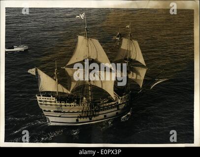 Apr. 04, 1957 - Il ''Mayflower II" sotto la vela - finalmente.: ''Mayflower II" percorsa sotto la vela per la prima volta ieri - quando il suo skipper - Comandante Alan Villiers ha preso la sua per tre ore di viaggio in Brixham, Devon, Bay. La replica originale del Mayflower si prevede di lasciare a Brixham oggi per Plymouth - per l' inizio del viaggio oltre lo stesso wourse a Plymouth. Messa - preso dal famoso Padre Pellegrino nel 1620. La foto mostra il ''Mayflower II" - a pieno la vela in porto Briham ieri. Foto Stock