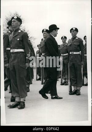 Apr. 04, 1957 - IL SEGRETARIO DELLA GUERRA VISITE ALDERSHOT. Orologi che passano fuori PARADE compreso il suo figlio. Durante la sua visita a Aldershot oggi il Segretario di Stato per la guerra, il Sig. Giovanni Lepre guardato un passante-out parade presso il Mons Allievo Ufficiale della Scuola che ha incluso la sua 19-enne figlio, Michael, che è stato commissionato in vita delle guardie. Keystone Mostra fotografica di:- Il Sig. Giovanni Lepre visto ispezionando i cadetti a passare-out parade. Suo figlio Michael può essere visto di estrema sinistra. Foto Stock