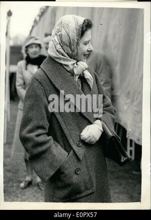 Apr. 04, 1957 - La Regina Elisabetta a Badminton Horse Trials ultimo giorno H.M. La regina, mano profonde nella tasca del suo cappotto e indossando un velo-quando ha guardato le finali a Badminton Horse Trials di oggi l'ultimo giorno. Foto Stock