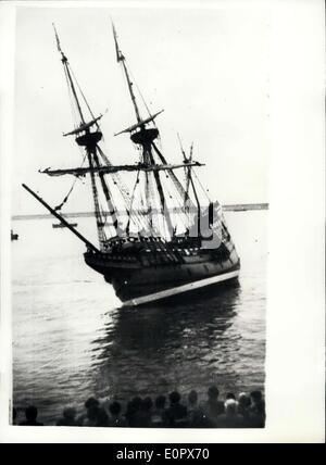 Apr. 02, 1957 - Il ''Mayflower II" - quasi va ''Occidente'' troppo presto.: ''Mayflower II" - la replica del pellegrino Casati nave - aveva un elenco quando lei è stato trainato dal bacino di carenaggio a Brixham, Devon, la notte scorsa. Il suo ballas è stata regolata prima di lei era ormeggiata in porto esterno. La foto mostra il ''Mayflower II" - con la sua lista - prima di essere raddrizzato ultima sera. Foto Stock