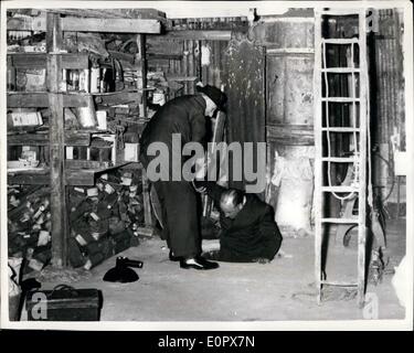 Apr. 04, 1957 - ragazza dice che lei è stata ''prigioniera'' nella grotta del giardino: polizia stanno studiando il caso di 28 anno vecchio Miss Marjorie Jordan che dice che lei è stato tenuto prigioniero in una grotta del giardino per quindici settimane dal 26 anno su Mr.Giovanni Bridal presso la sua casa in Lewishire, Londra.La ragazza è stata denunciata dalla sua casa in wi modo, Beckenham su Jan 7th.Sig.ra Hutchinson - un vicino a Lewisham trovato una nota sul suo prato che leggere ''Io Sono Miss M.Giordania, mancanti da Elmers End. So di essere tenuto prigioniero sotto un grande capannone. Egli ha avuto di me nella terra dove vi è una camera.Egli è mantenere me qui Foto Stock