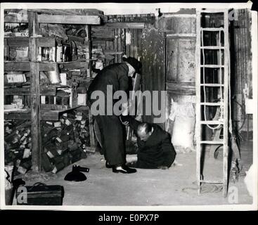 Apr. 04, 1957 - ragazza dice che lei è stata ''prigioniera'' nella grotta del giardino.. La polizia sta indagando il caso di 28 anno vecchio Miss Marjorie Jordan che dice che lei è stato tenuto prigioniero in una grotta del giardino per quindici settimane da 26 anni il Sig. Giovanni Bridal a sua casa a Lewisham, Londra. La ragazza è stata denunciata dalla sua casa in modo Wishbourne, Beckenham a Gennaio 7th. La sig.ra Hutchinson - un vicino a Lewisham trovato una nota sul suo prato che leggere ''Io Sono Miss M. Giordania, mancanti da Elmers End. So di essere tenuto prigioniero sotto un grande capannone. Egli ha avuto di me nella terra dove vi è una camera Foto Stock